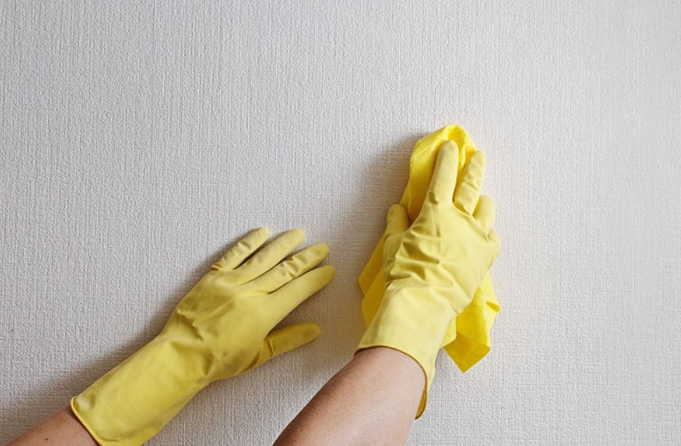 Tẩy sơn tường hiệu quả bằng xà phòng và nước