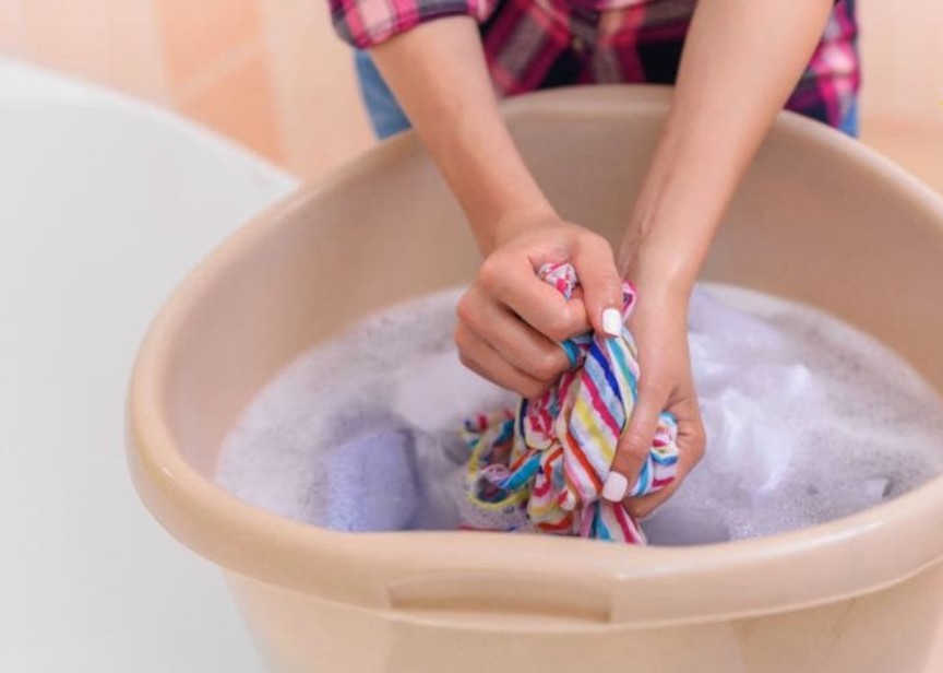 Lâu nay vẫn loay hoay tẩy keo dán ống nhựa