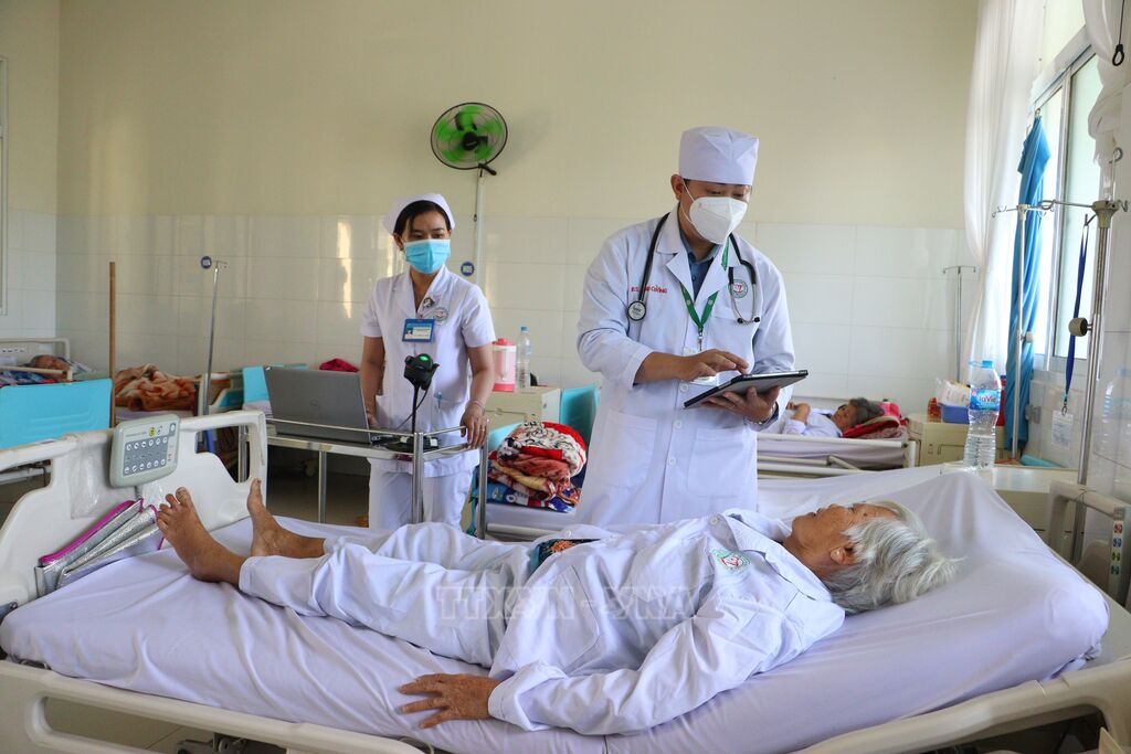 Bác sĩ Trung tâm Y tế khu vực Mang Thít (tỉnh Vĩnh Long) sử dụng bệnh án điện tử để chẩn đoán, điều trị cho bệnh nhân. 